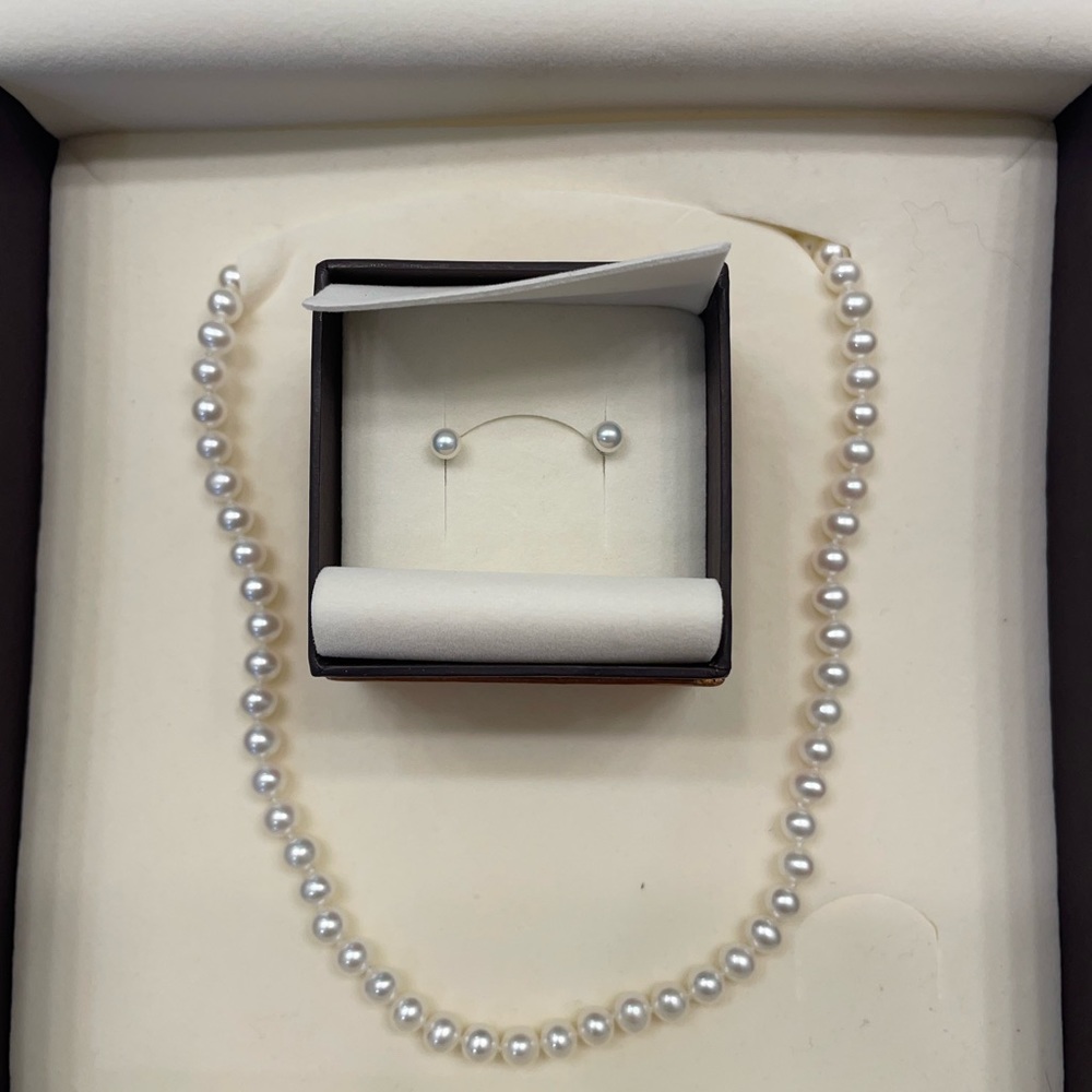 Freshwater pearl necklace and earring set